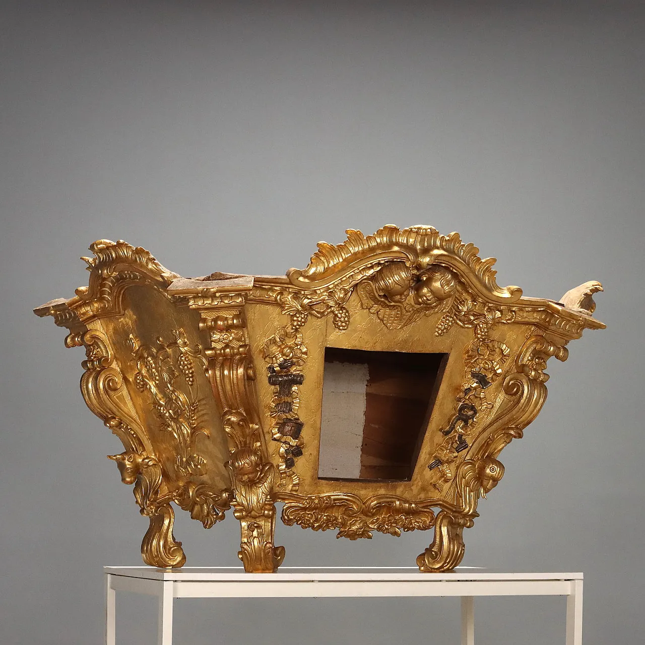 Case carved in gilded linden wood, 18th century 1