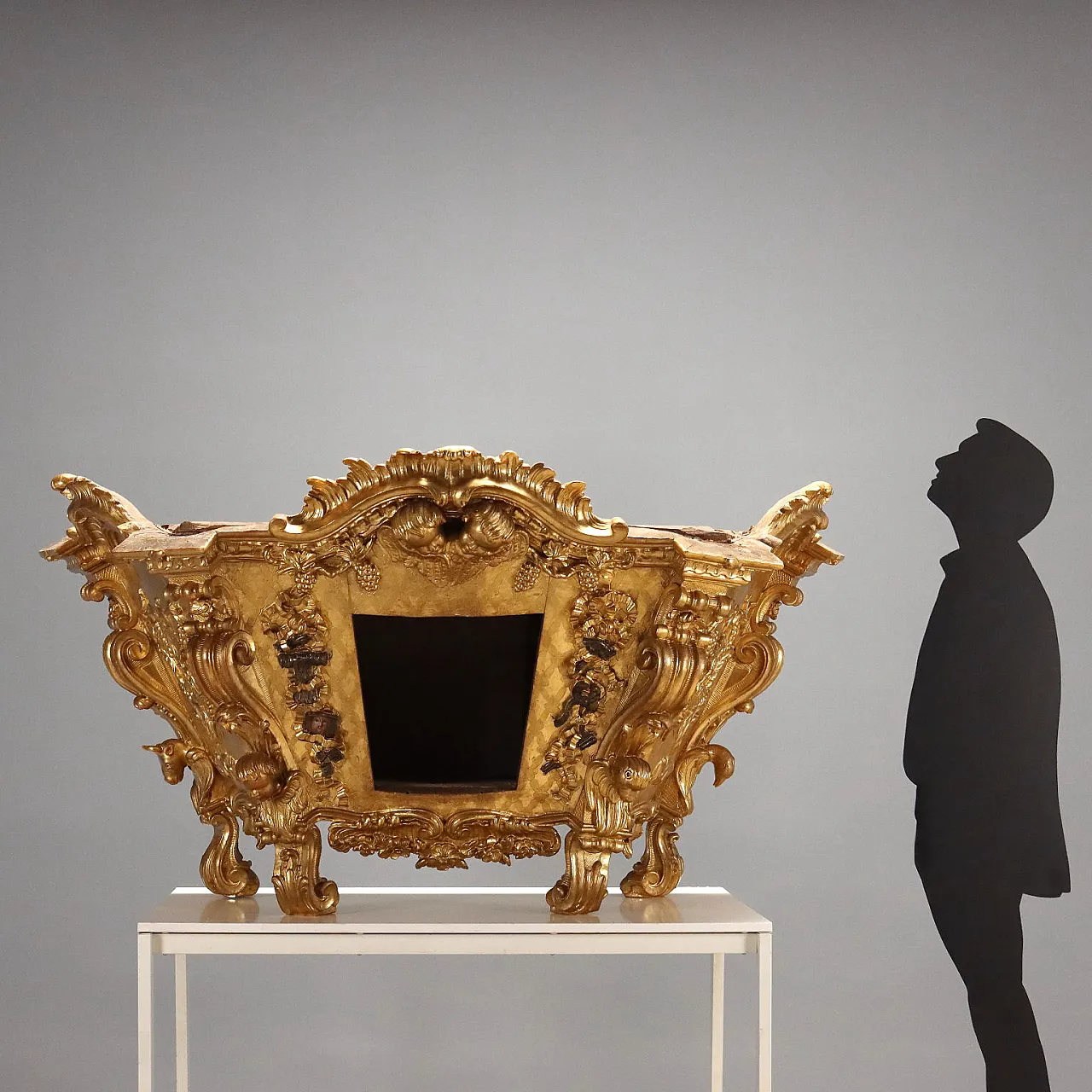 Case carved in gilded linden wood, 18th century 2