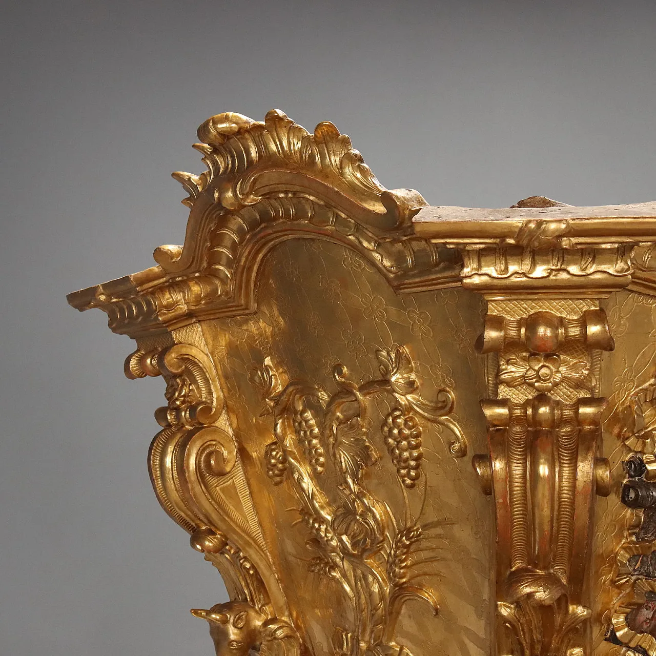 Case carved in gilded linden wood, 18th century 4