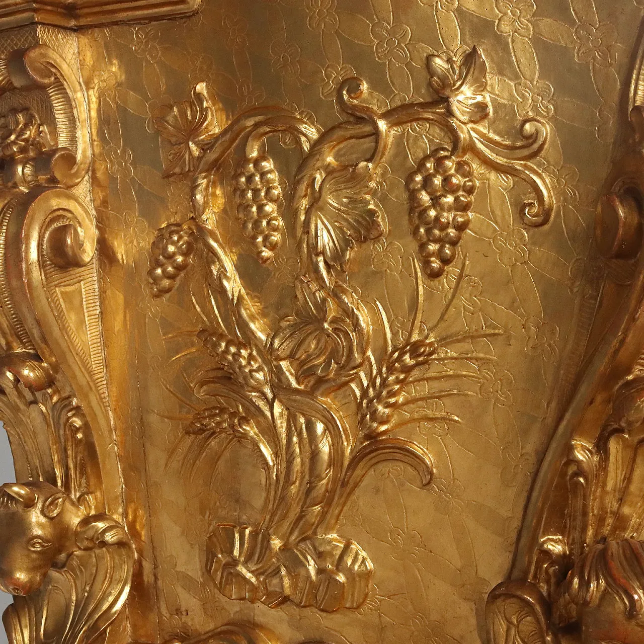 Case carved in gilded linden wood, 18th century 5