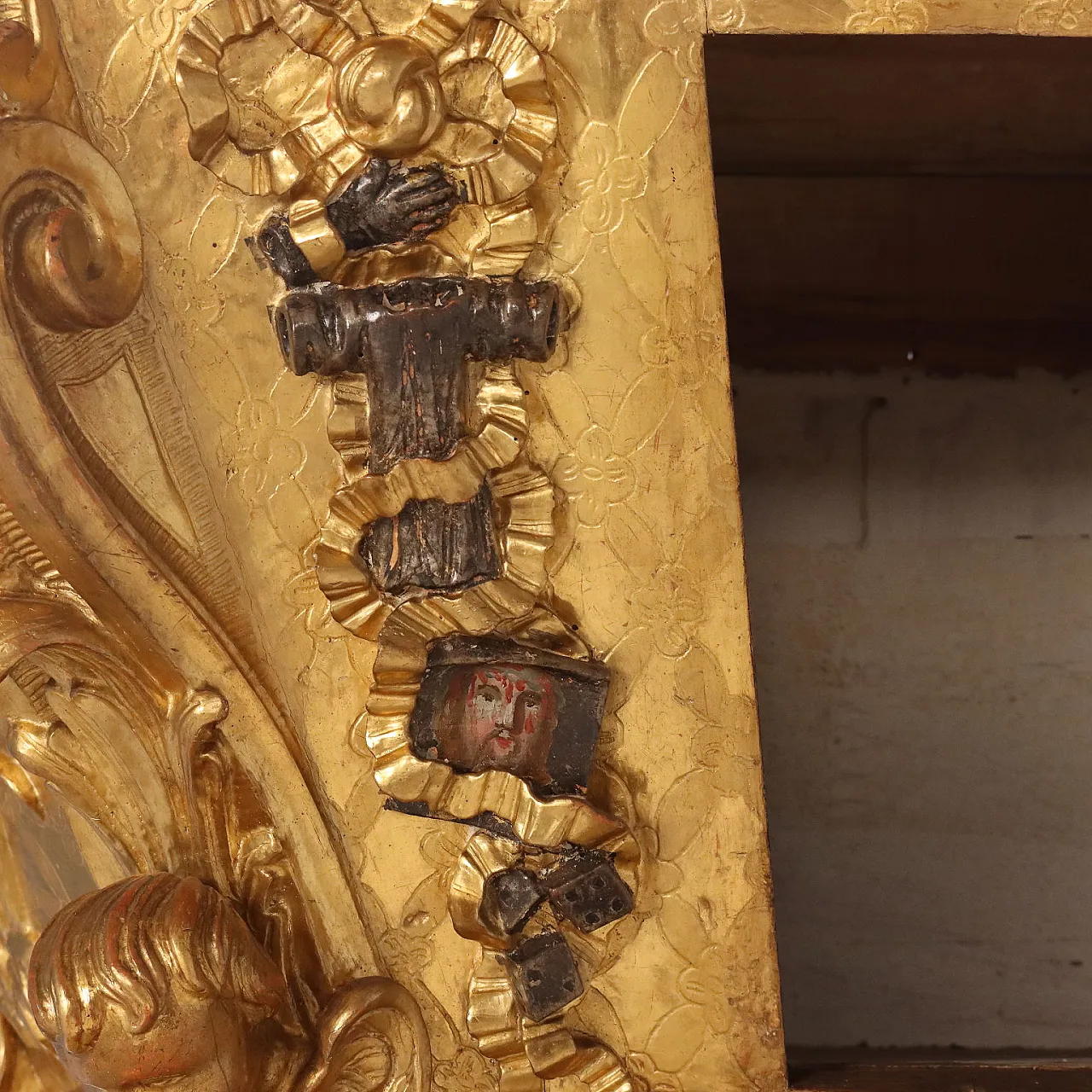 Case carved in gilded linden wood, 18th century 8