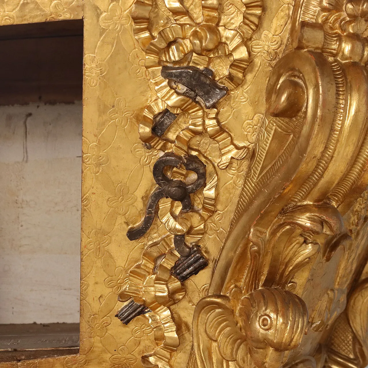 Case carved in gilded linden wood, 18th century 10