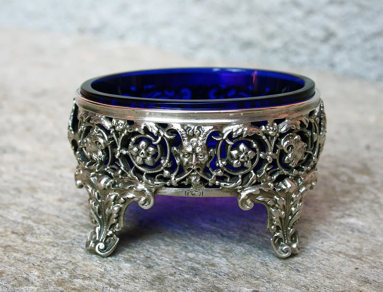 Saliera placcata in argento con inserto in vetro blu cobalto, '800 1