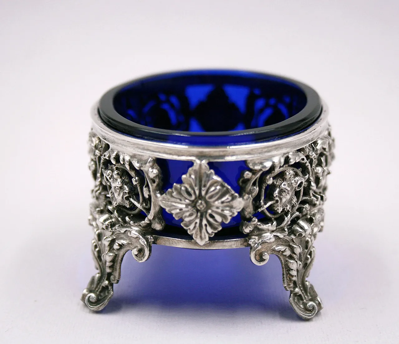 Saliera placcata in argento con inserto in vetro blu cobalto, '800 7