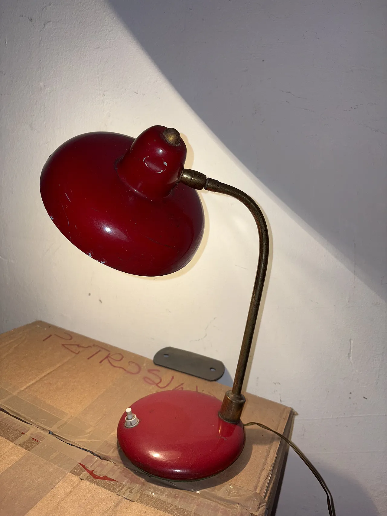Lampada rossa da scrivania, anni '60 1