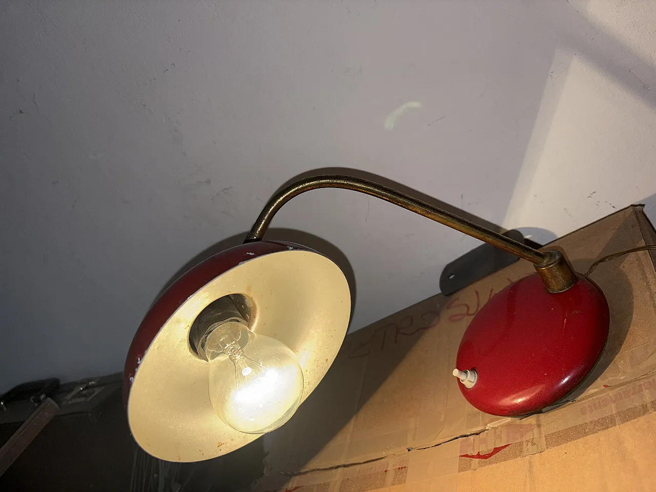 Lampada rossa da scrivania, anni '60 3