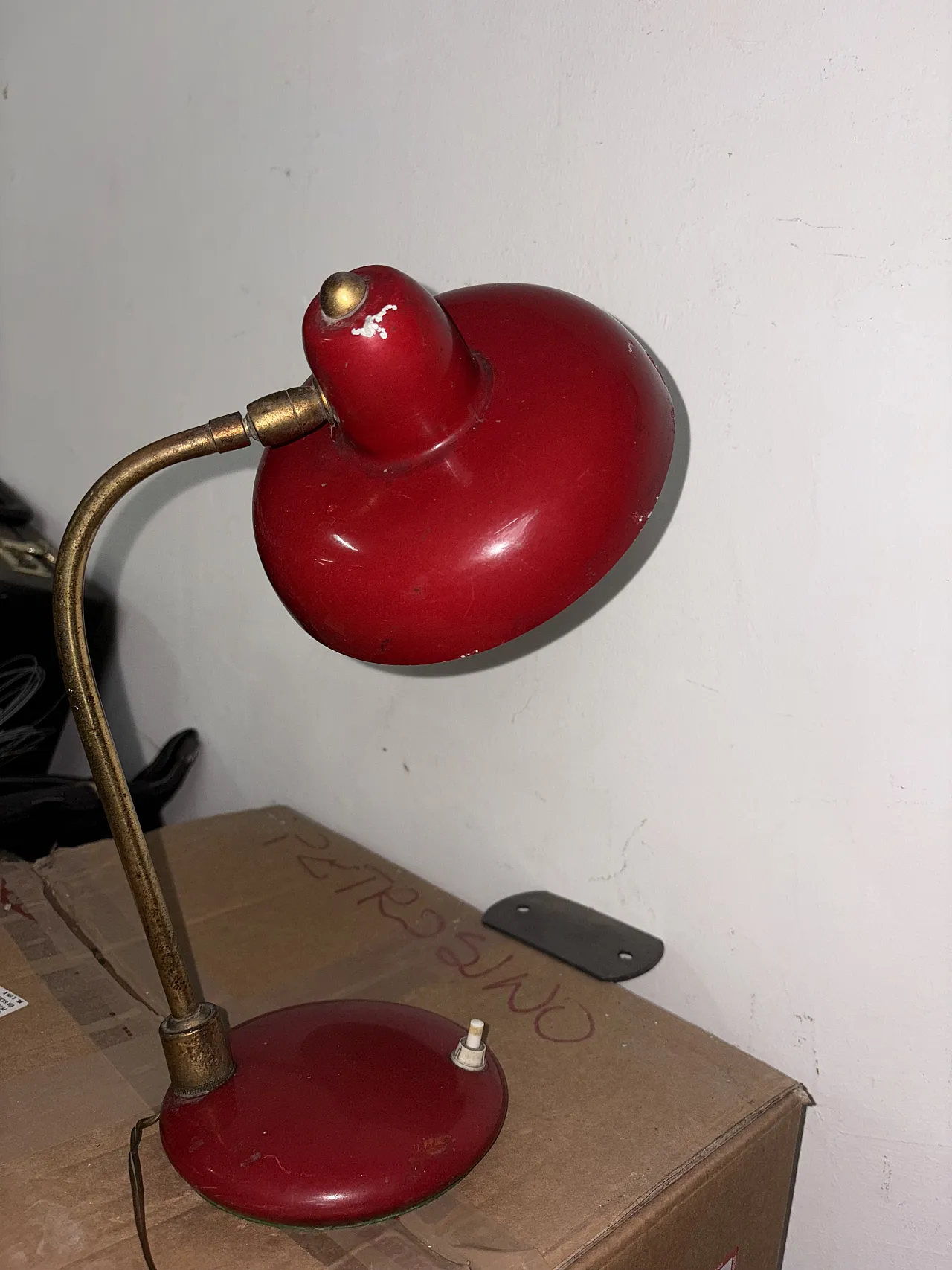 Lampada rossa da scrivania, anni '60 5