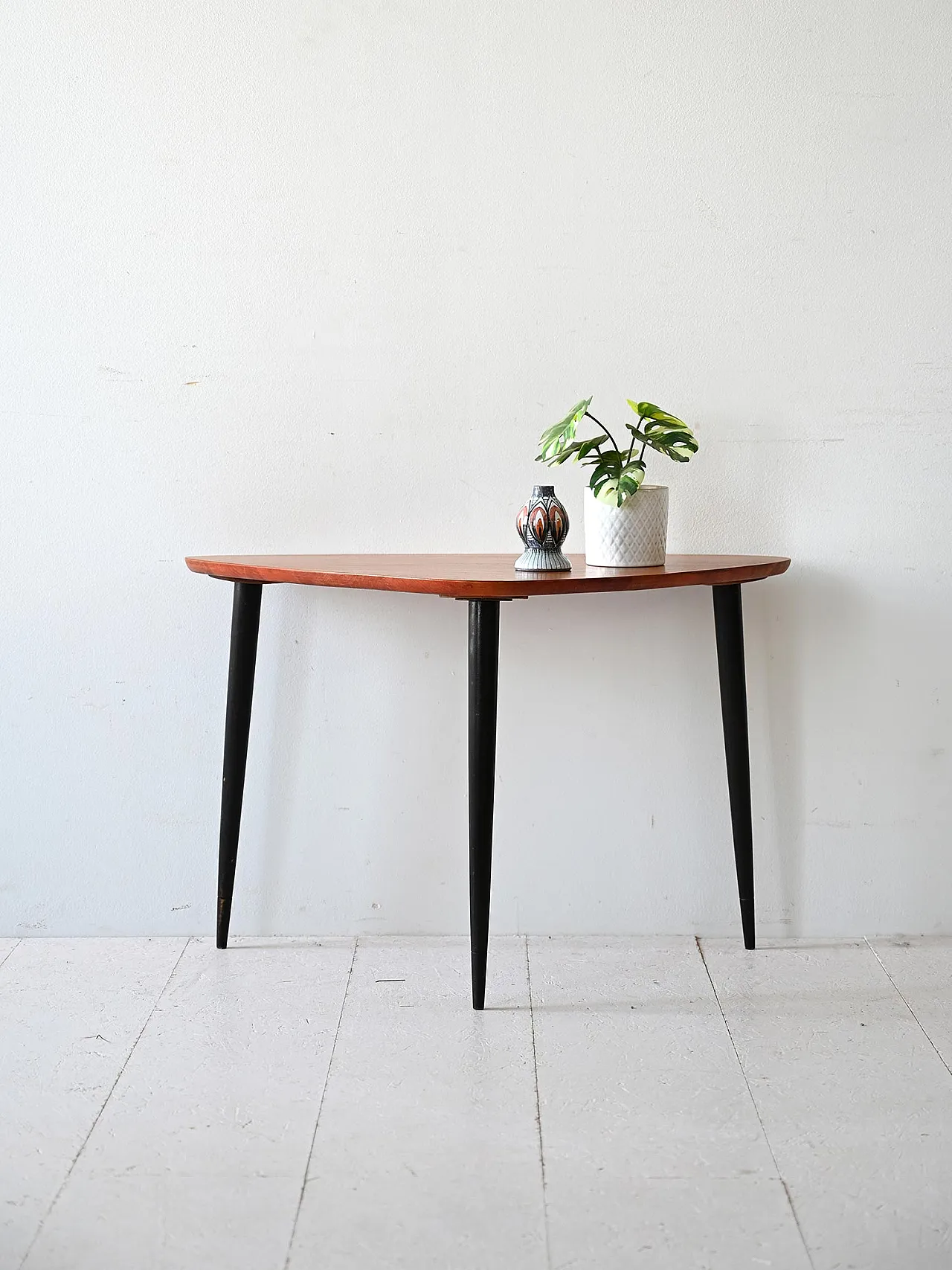 Scandinavian table with black legs 1