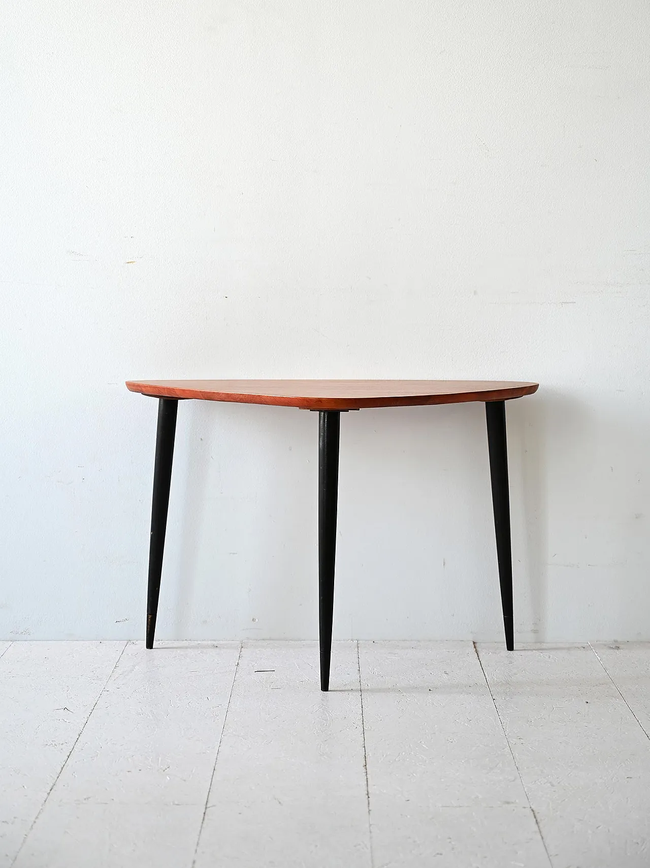 Scandinavian table with black legs 2