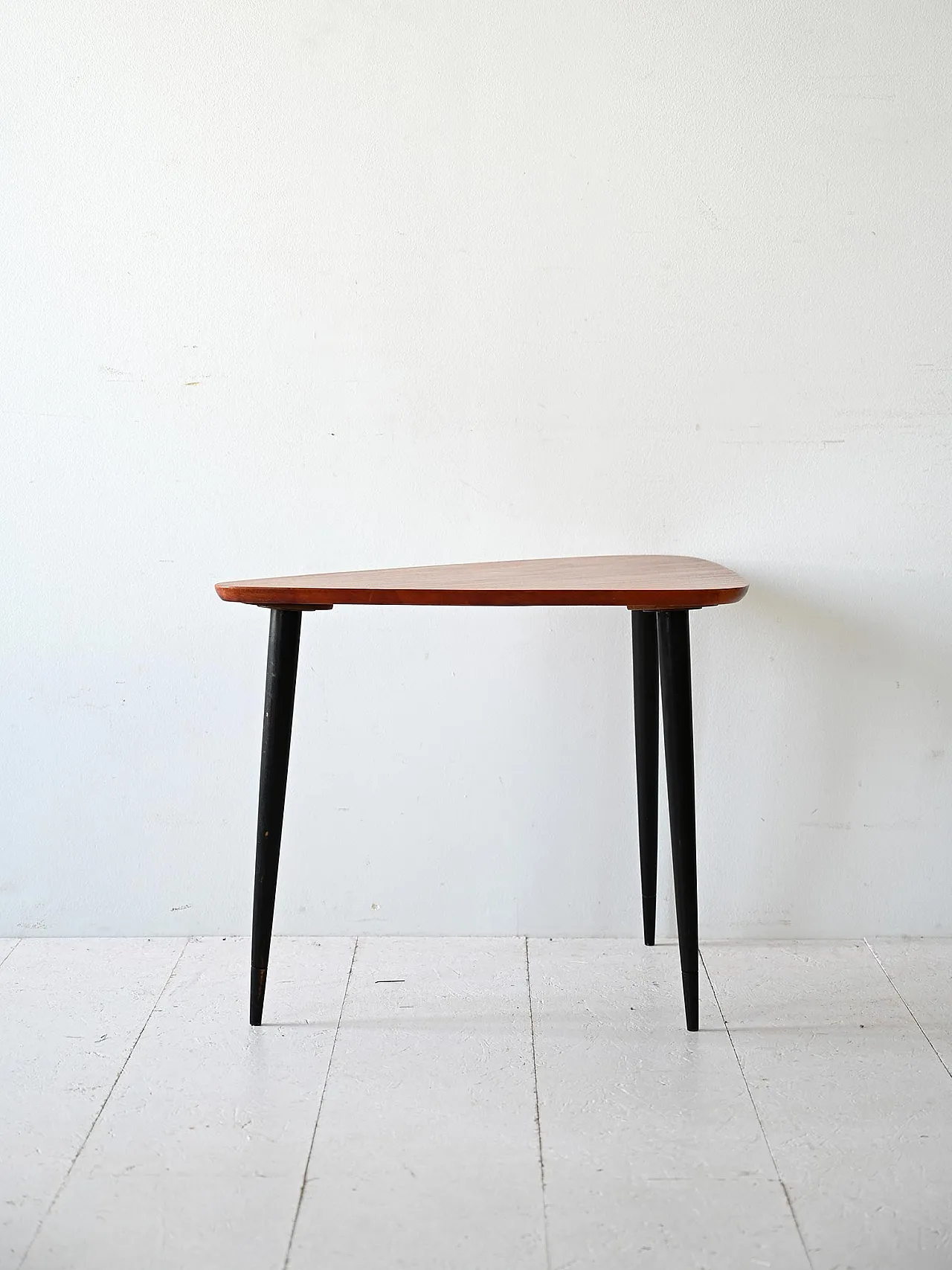 Scandinavian table with black legs 3