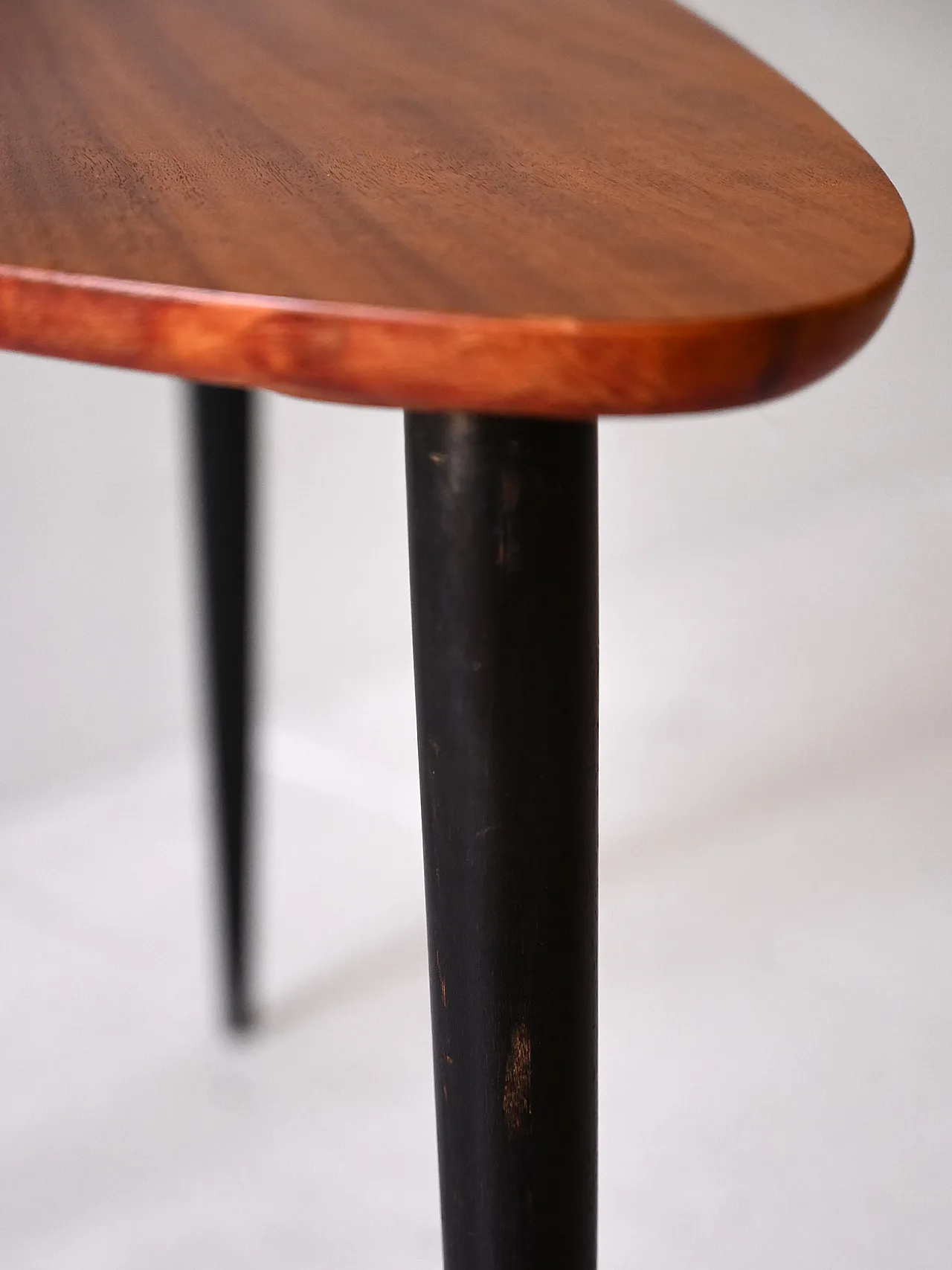 Scandinavian table with black legs 5