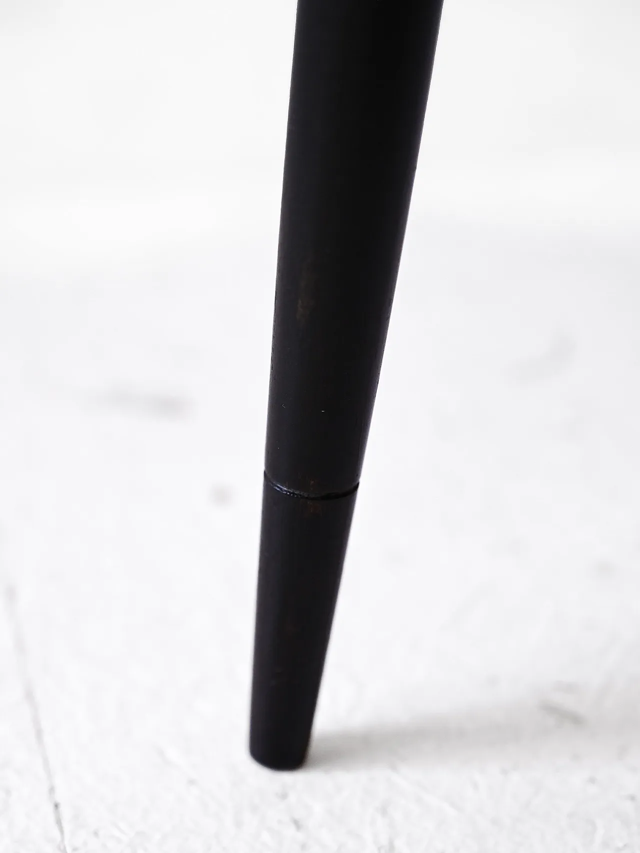 Scandinavian table with black legs 6