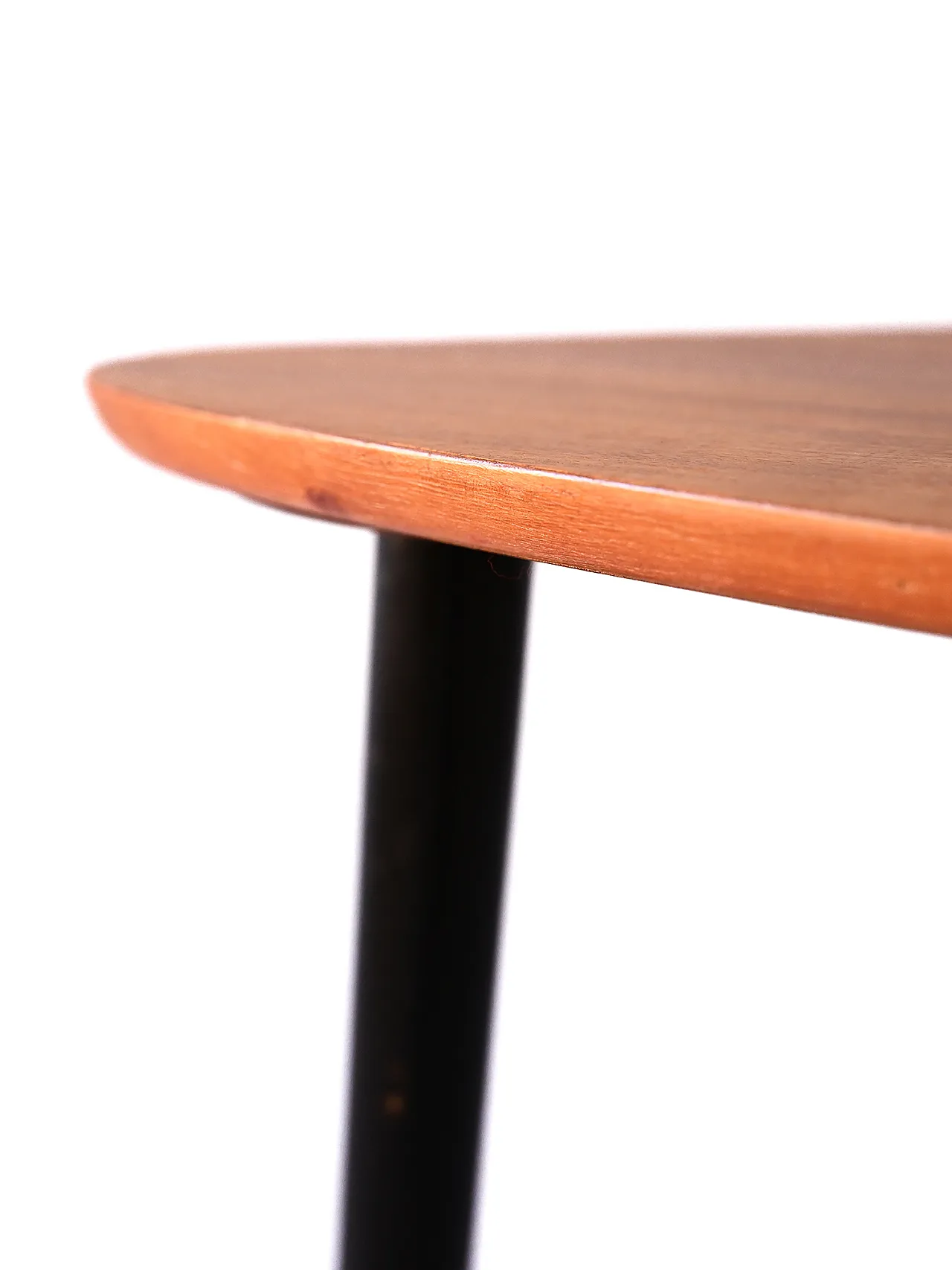 Scandinavian table with black legs 7