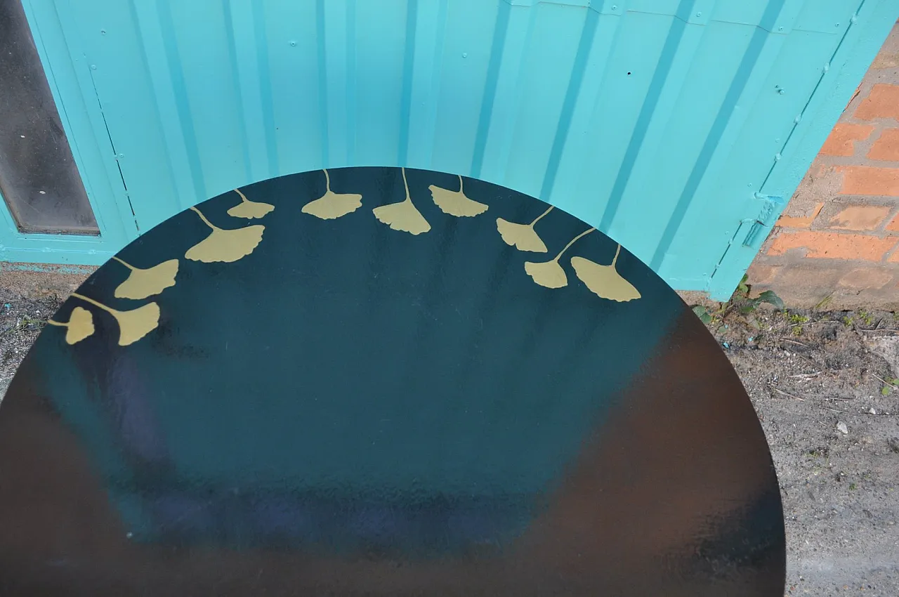 Tavolino nero dipinto a mano, anni '60 1