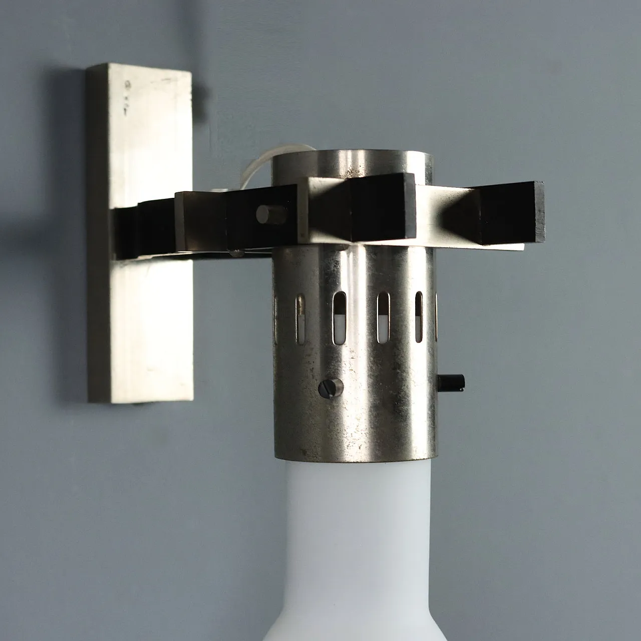 Lampada da parete in metallo laccato e vetro, anni '60 6