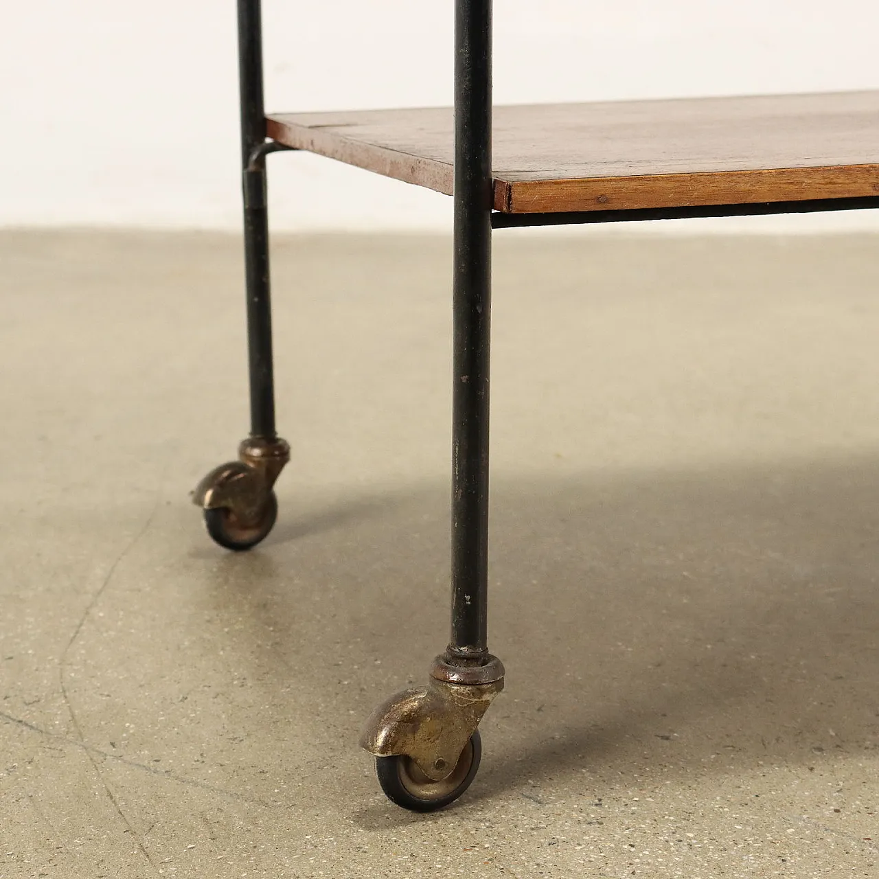 Carrello bar in metallo smaltato e legno impiallacciato mogano, anni '60 9