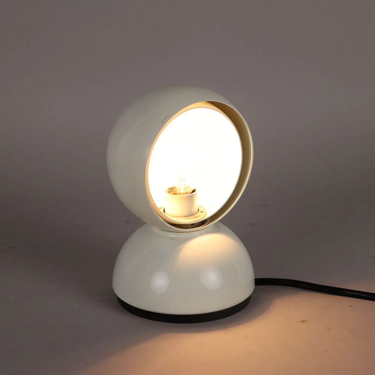 Lampada \'Eclisse\' di Vico Magistretti per Artemide 1