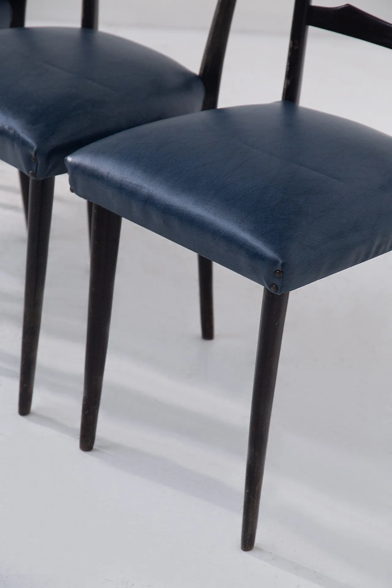 4 chairs in similar blue leather Parisi style, 50s 4