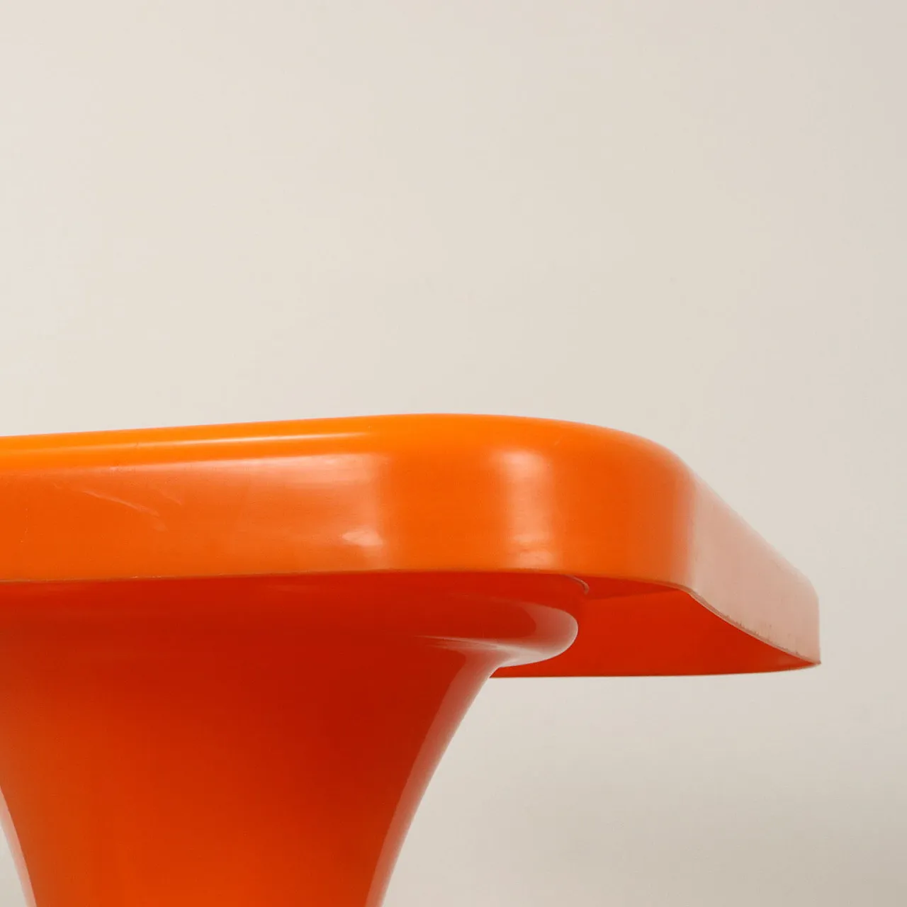 Tavolino e tavolini Space Age in plastica arancione, anni '70 4