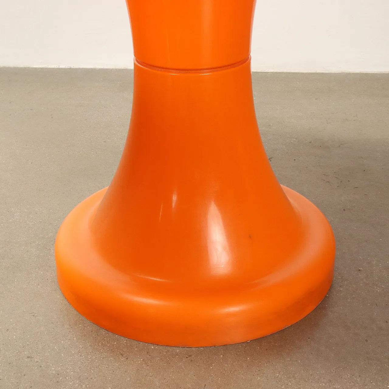 Tavolino e tavolini Space Age in plastica arancione, anni '70 5