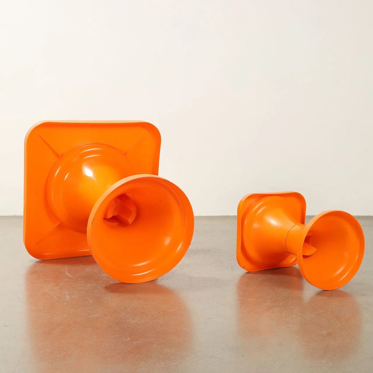 Tavolino e tavolini Space Age in plastica arancione, anni '70 8