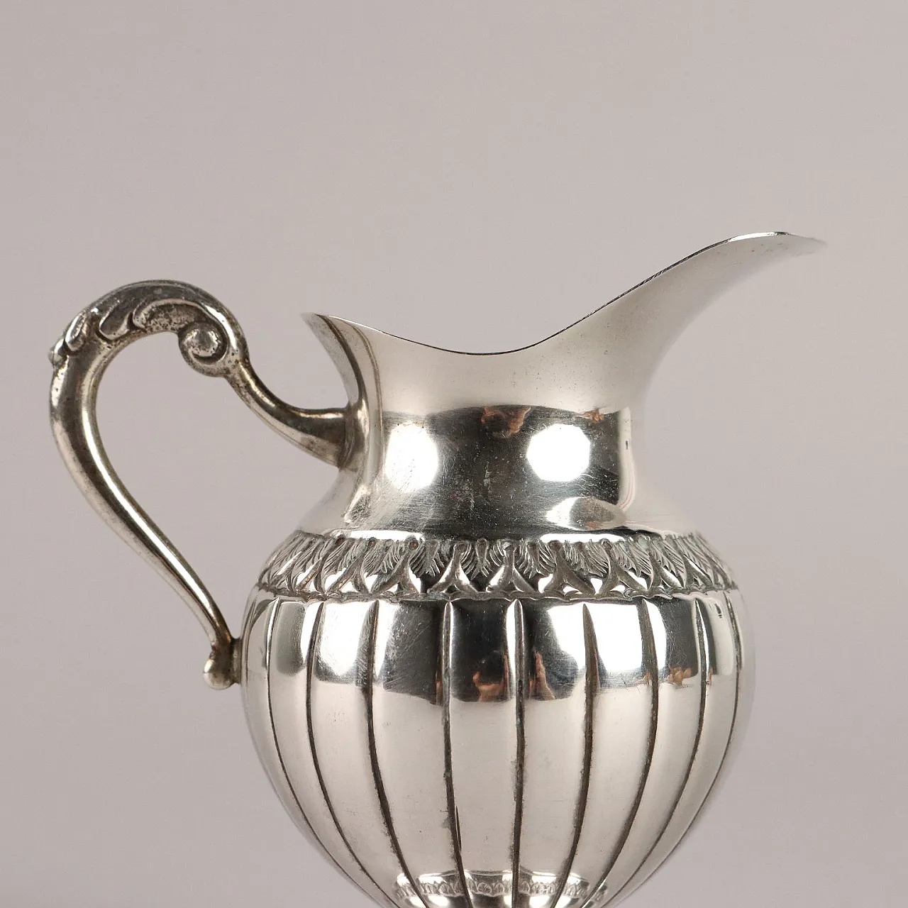 Lattiera in argento con decorazioni, '900 3