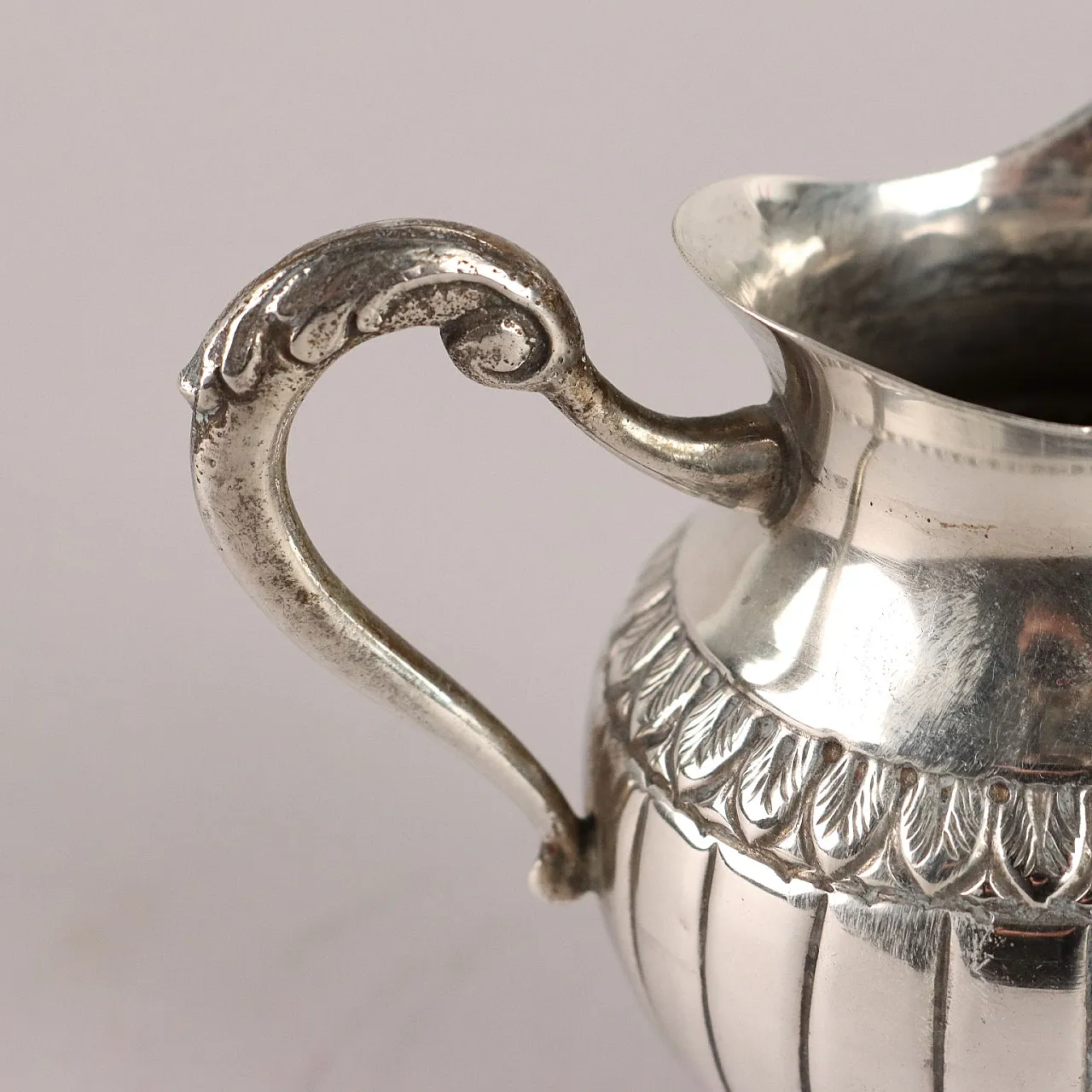 Lattiera in argento con decorazioni, '900 5