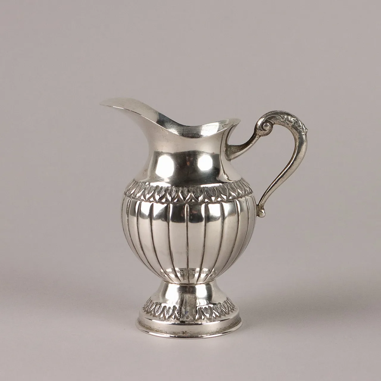 Lattiera in argento con decorazioni, '900 7