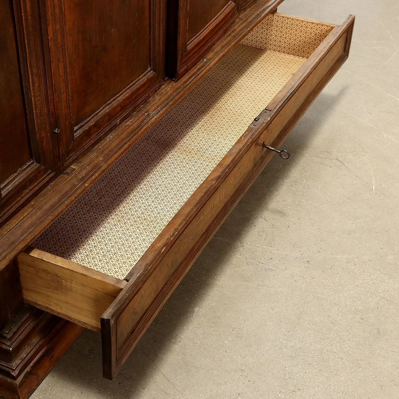 Armadio barocco in noce con cassetti, '700 3