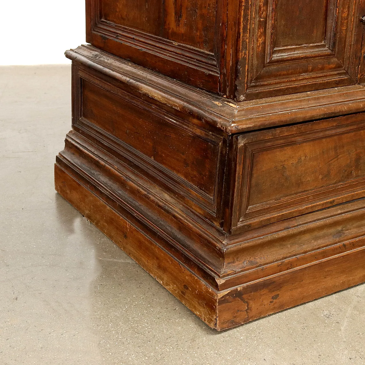 Armadio barocco in noce con cassetti, '700 7