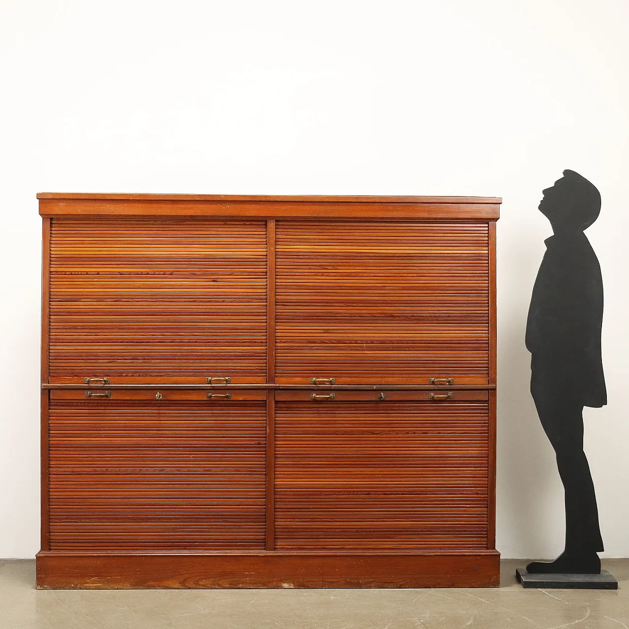 Mobile a serranda in legno massiccio di larice, metà '900 2