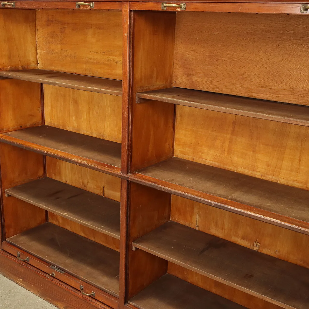 Mobile a serranda in legno massiccio di larice, metà '900 7