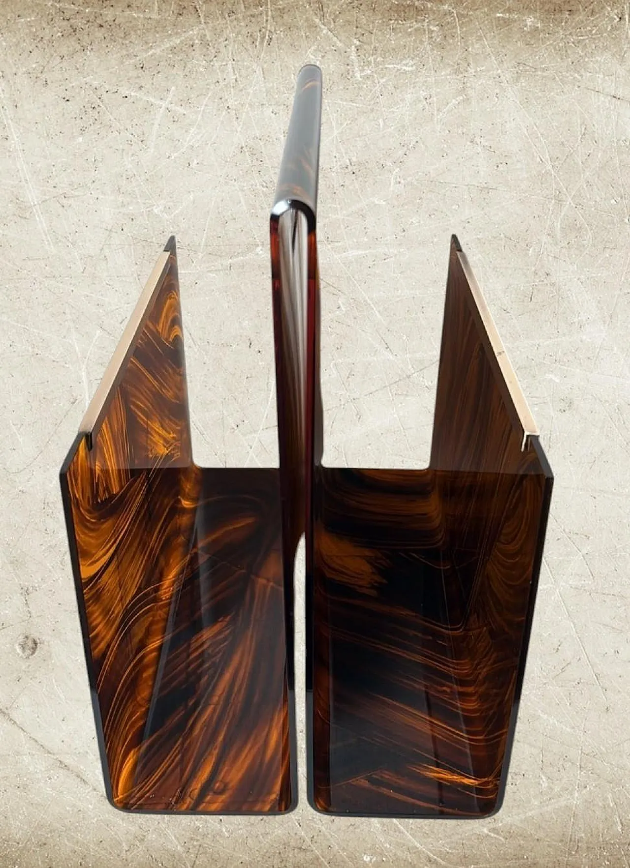 Magazine rack in brass and tortoiseshell plexiglass by W. Rizzo, 1980s 11