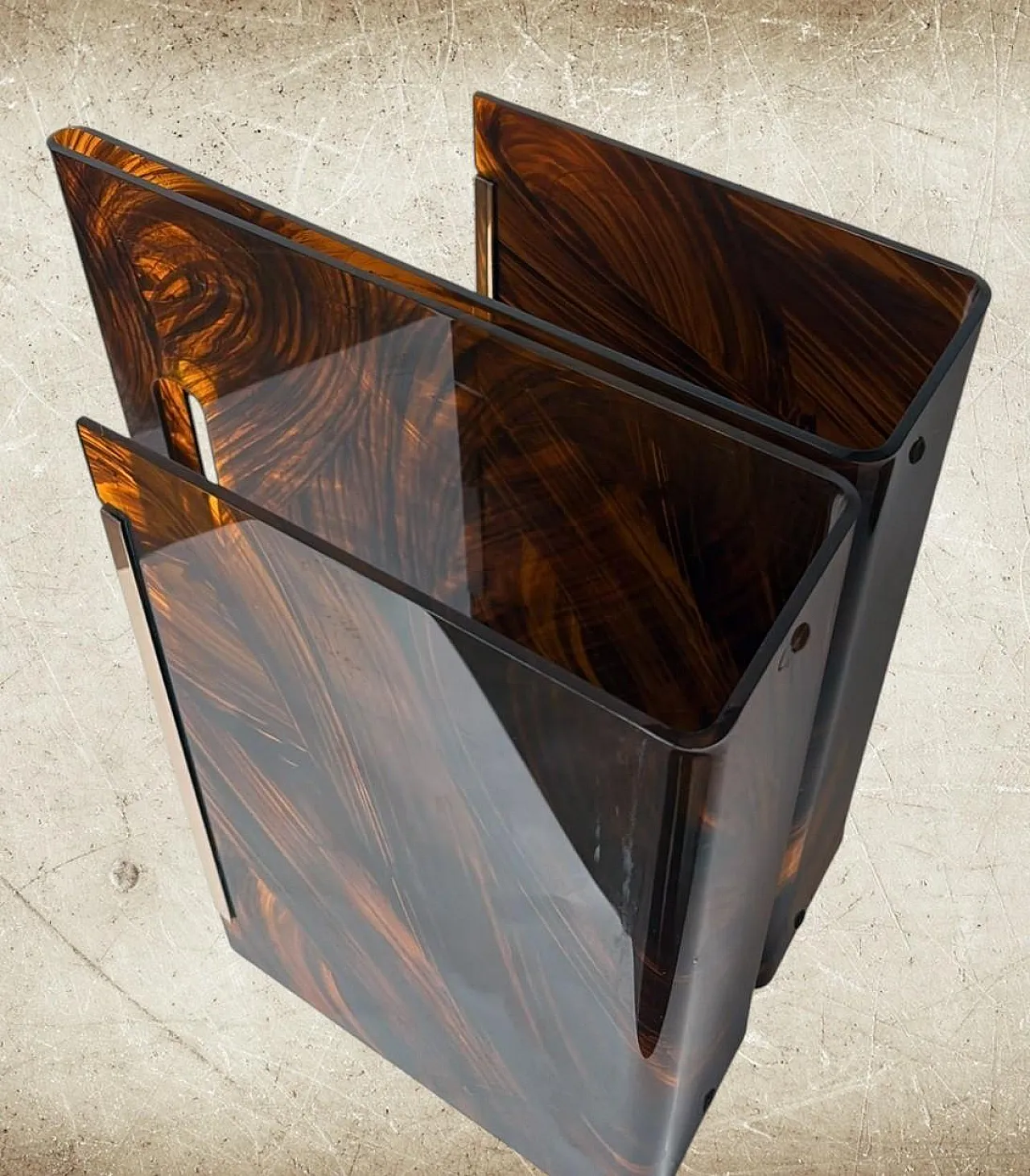 Magazine rack in brass and tortoiseshell plexiglass by W. Rizzo, 1980s 12