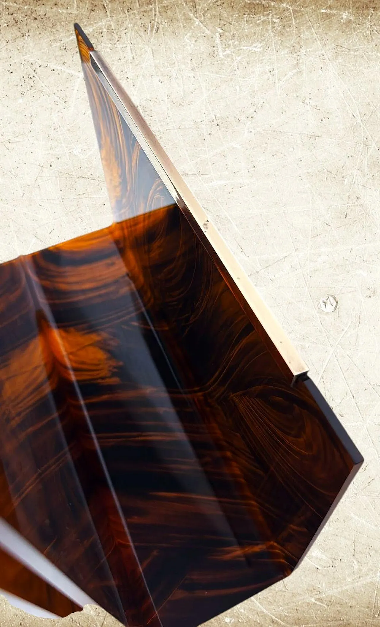 Magazine rack in brass and tortoiseshell plexiglass by W. Rizzo, 1980s 15