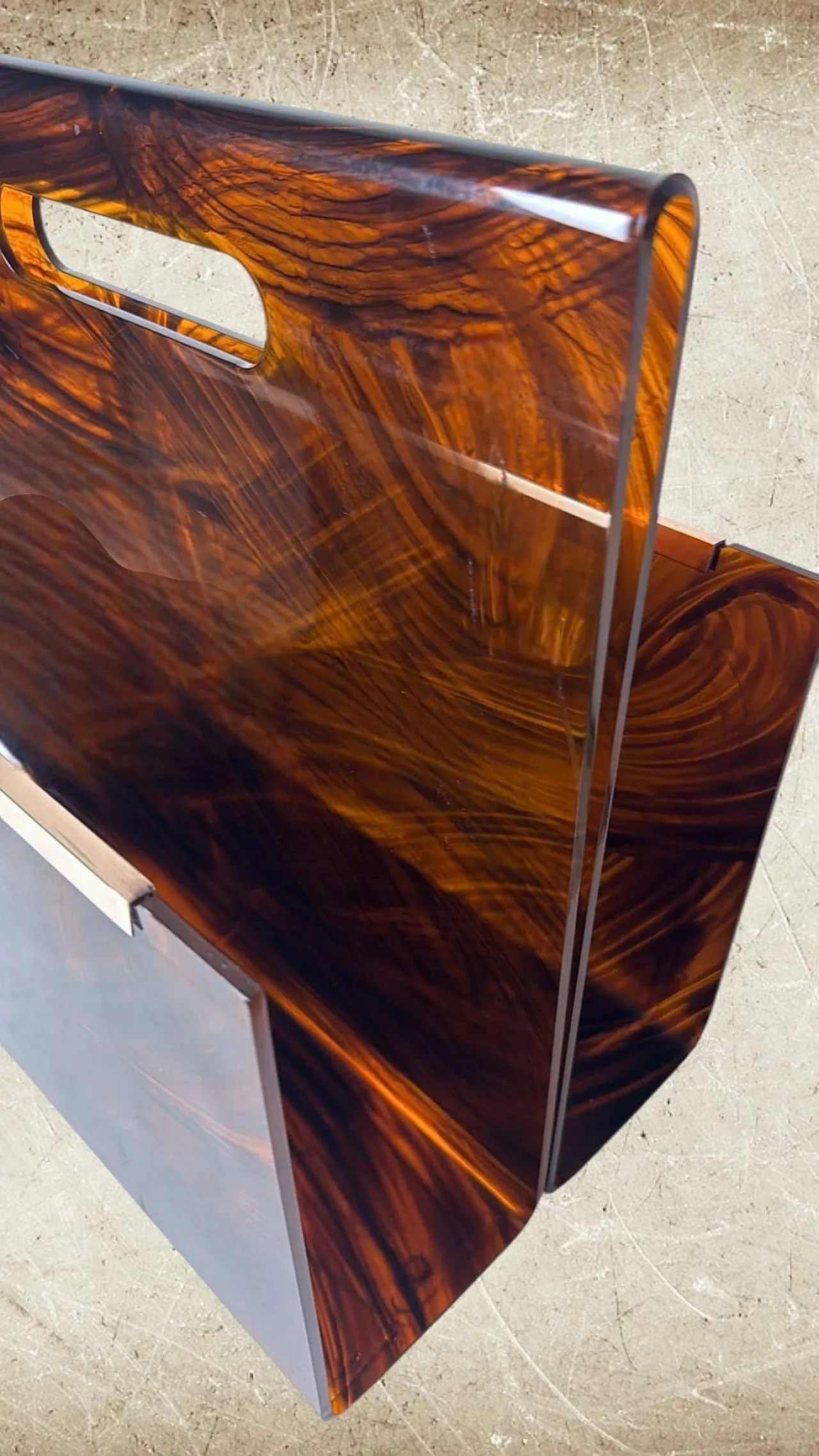 Magazine rack in brass and tortoiseshell plexiglass by W. Rizzo, 1980s 16