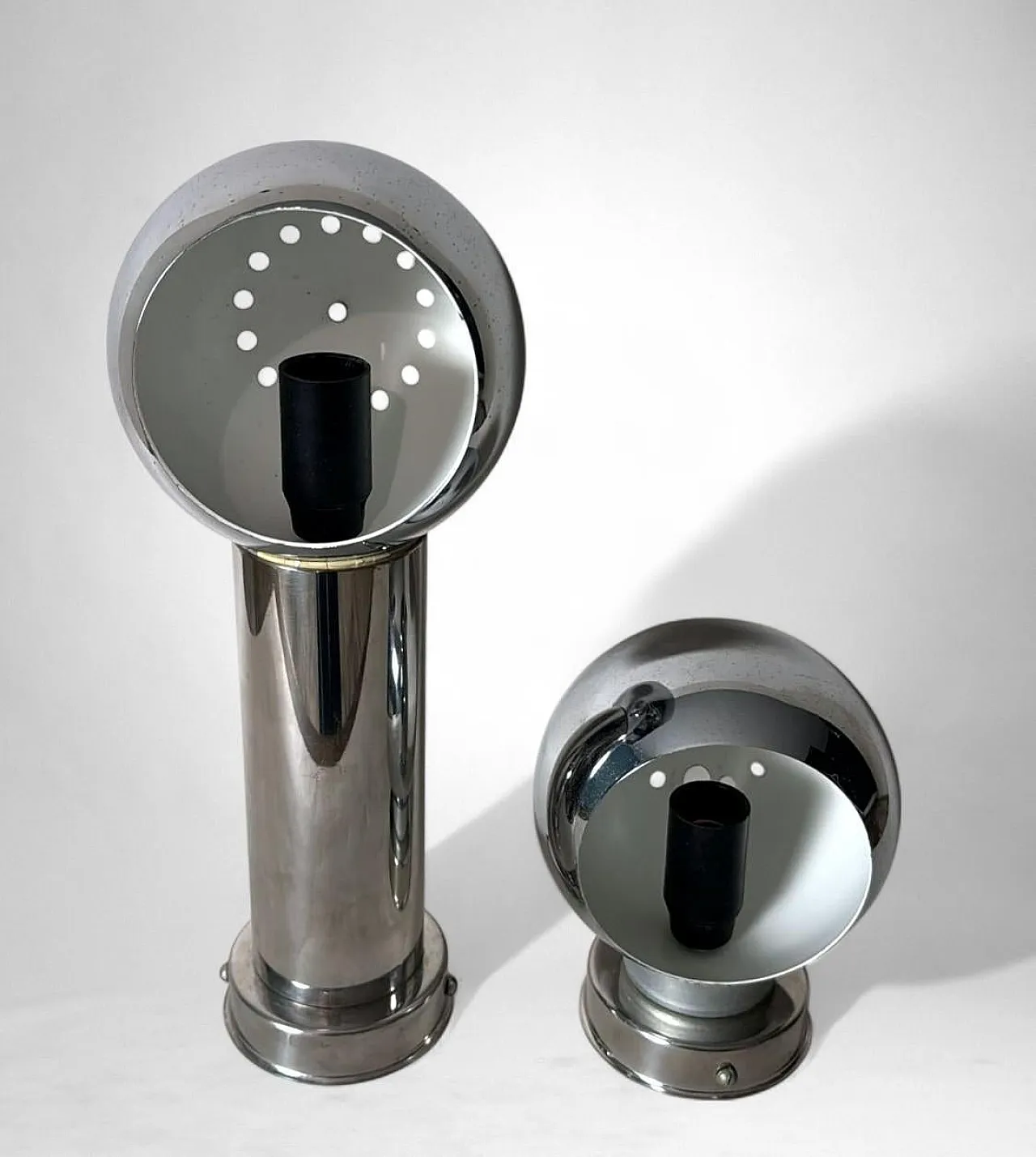 Coppia di appliques in stile Reggiani in metallo nichelato, anni '70 4