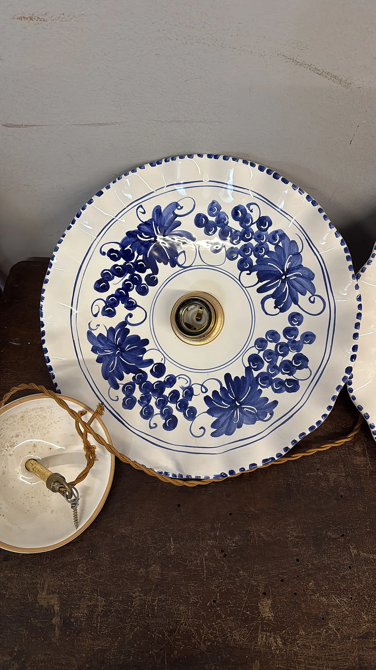 Coppia di lampadari in ceramica dipinti a mano, '900 2