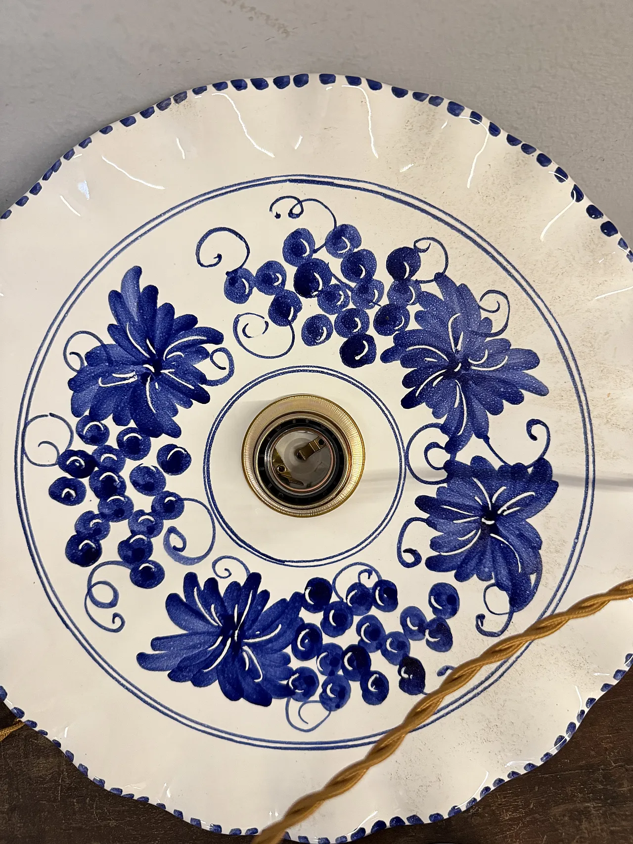 Coppia di lampadari in ceramica dipinti a mano, '900 3