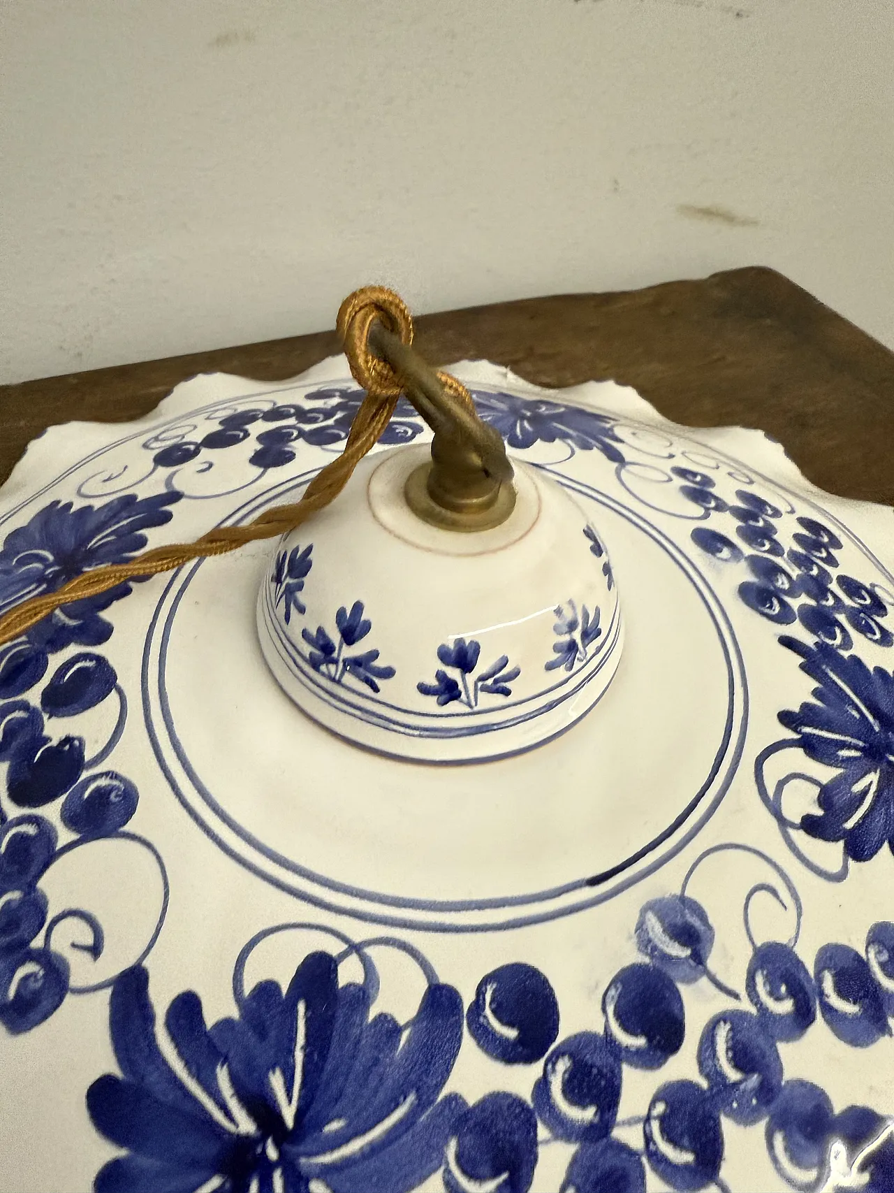 Coppia di lampadari in ceramica dipinti a mano, '900 4