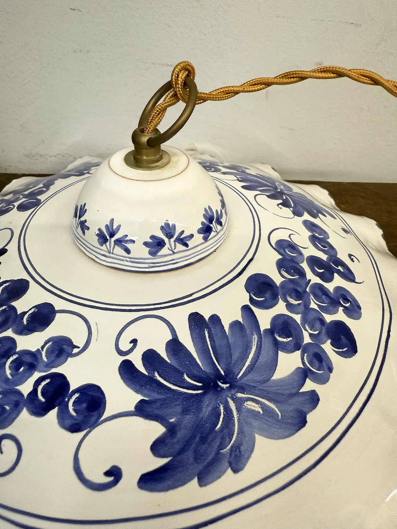 Coppia di lampadari in ceramica dipinti a mano, '900 5