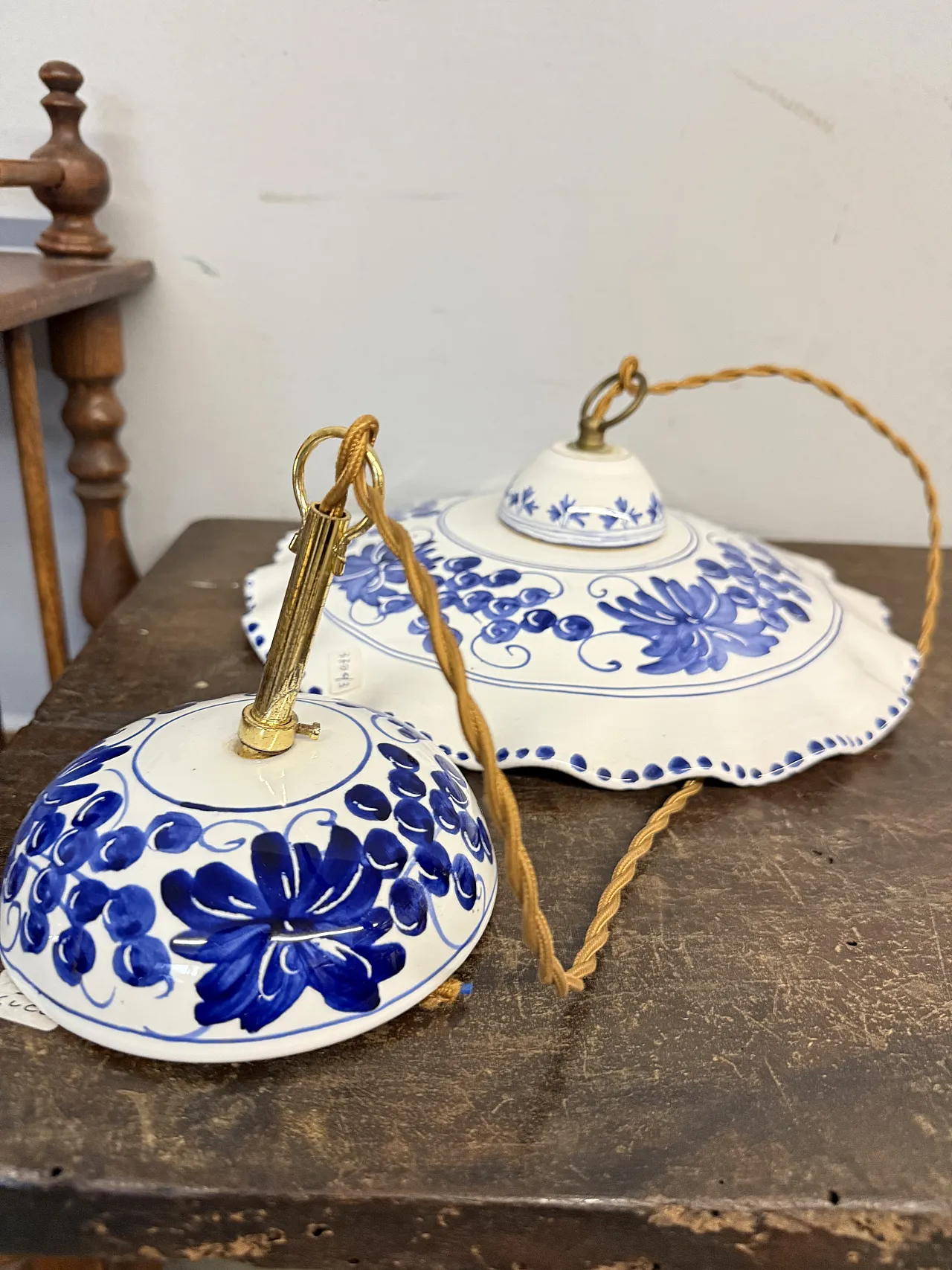 Coppia di lampadari in ceramica dipinti a mano, '900 6