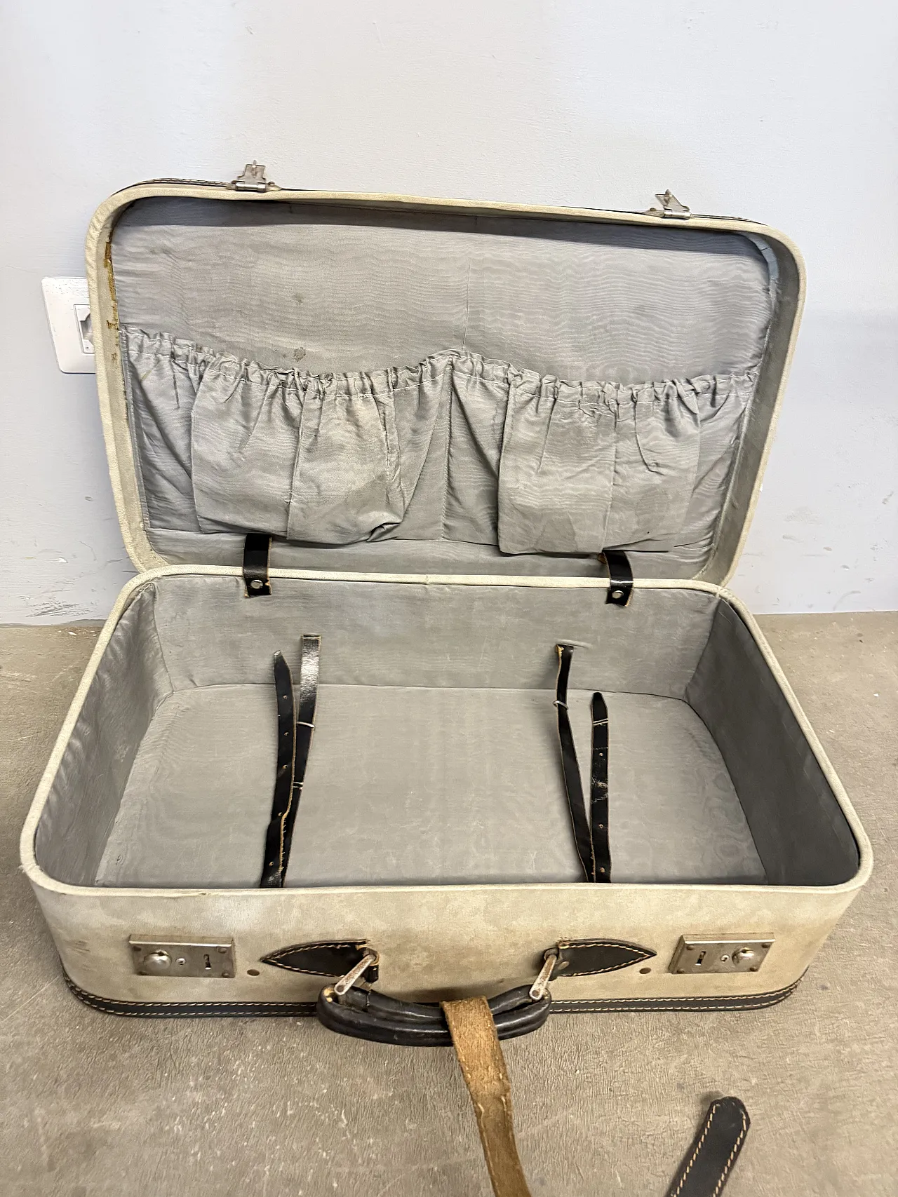 Coppia di valigia in pelle e cuoio, anni '50 8