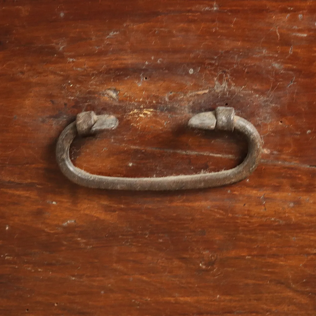 Cassapanca in noce con fronte bipartito e piedi leonini, '700 10