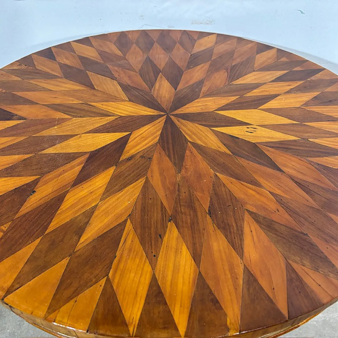 Tavolo tondo noce a Rolo piano intarsiato, primi '800 6