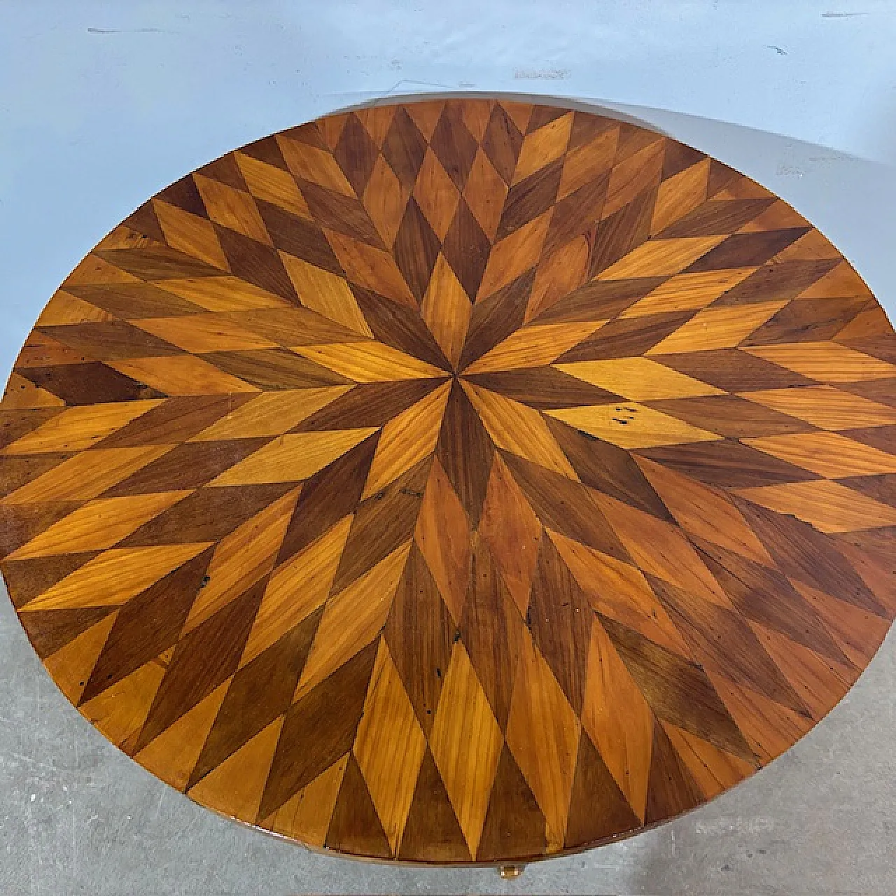 Tavolo tondo noce a Rolo piano intarsiato, primi '800 7