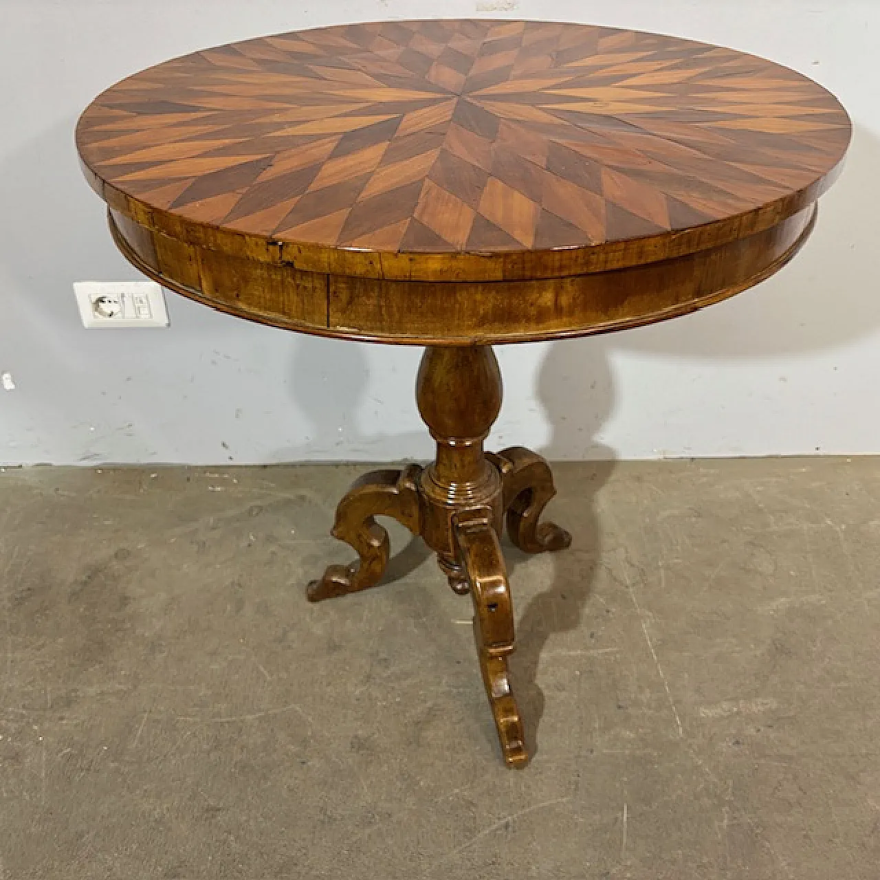 Tavolo tondo noce a Rolo piano intarsiato, primi '800 8