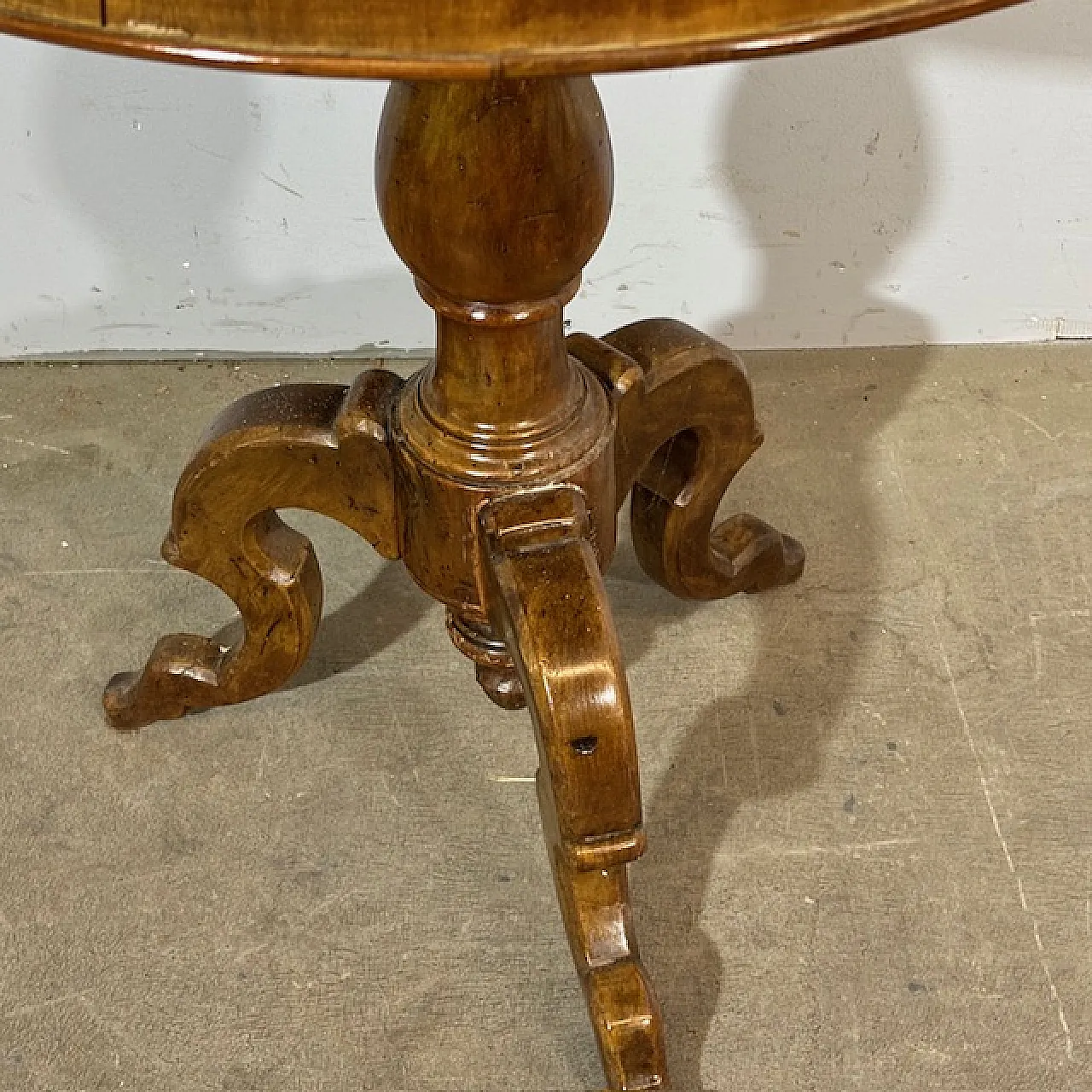 Tavolo tondo noce a Rolo piano intarsiato, primi '800 9