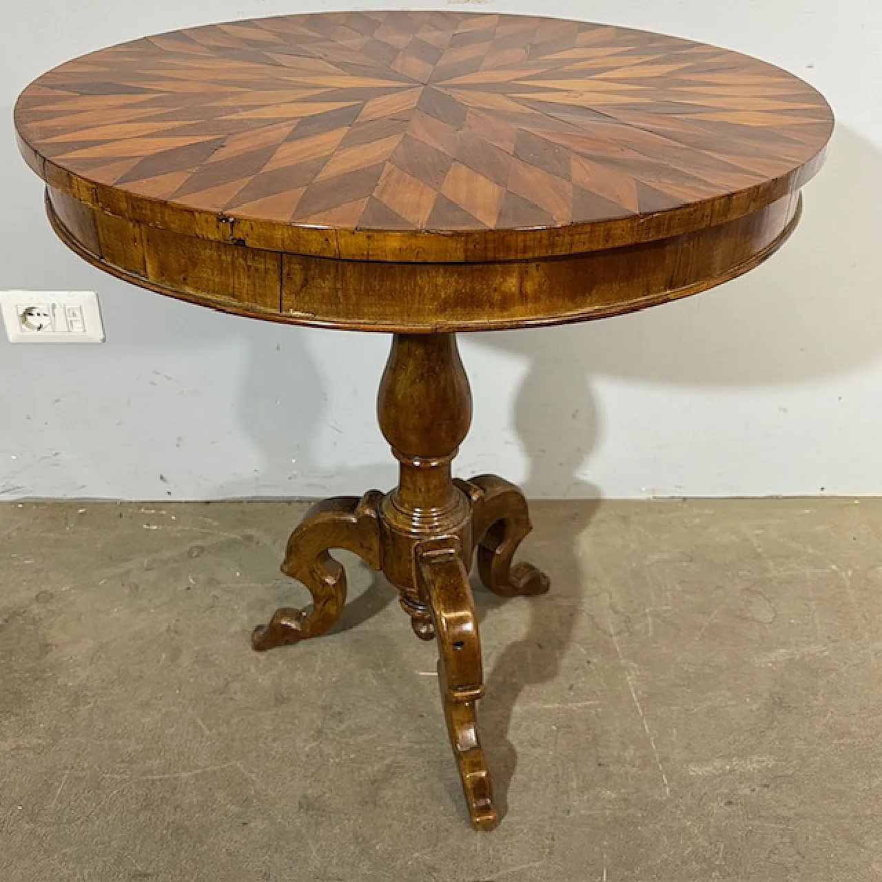 Tavolo tondo noce a Rolo piano intarsiato, primi '800 10