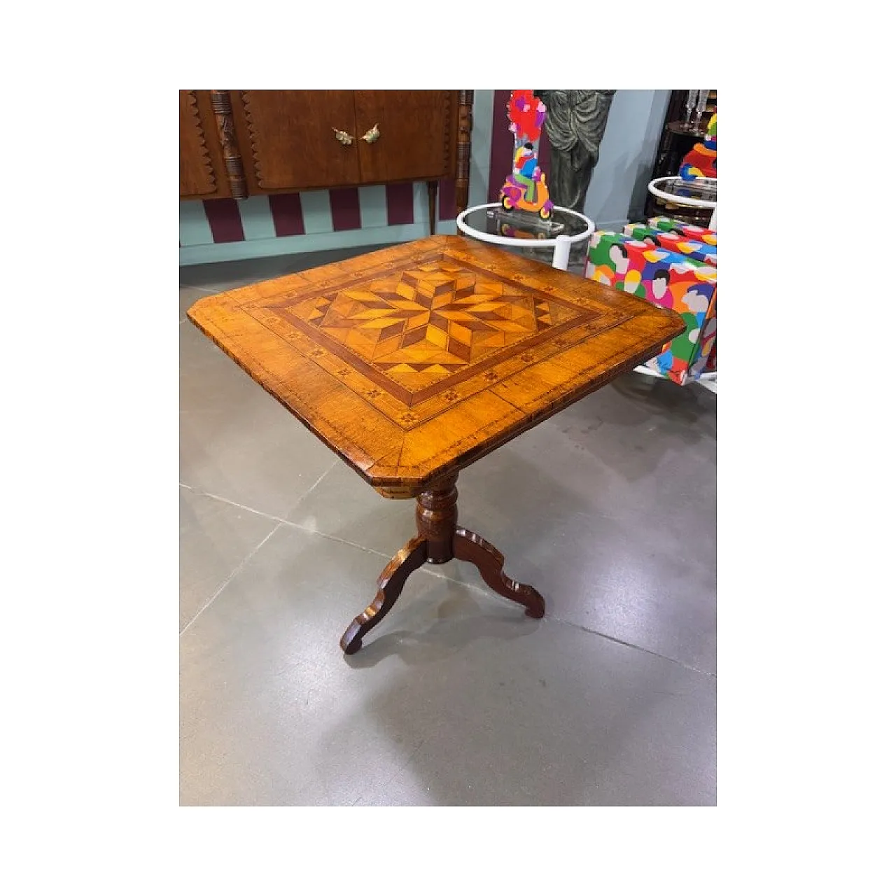 Tavolino in legno di noce intarsiato, '800 1